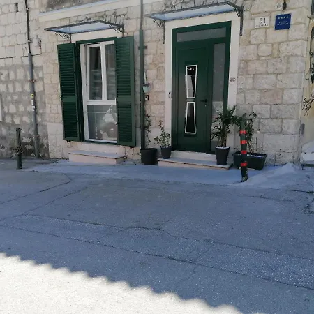 1 Apartment Split