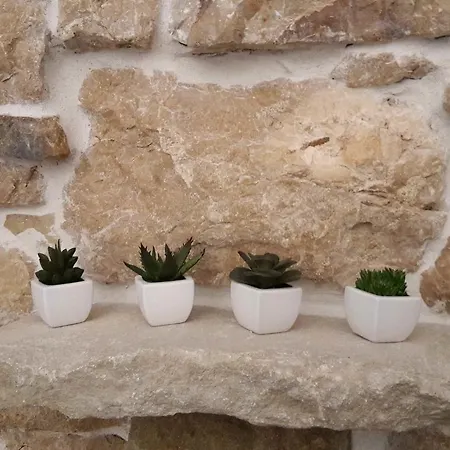 1 Apartment *